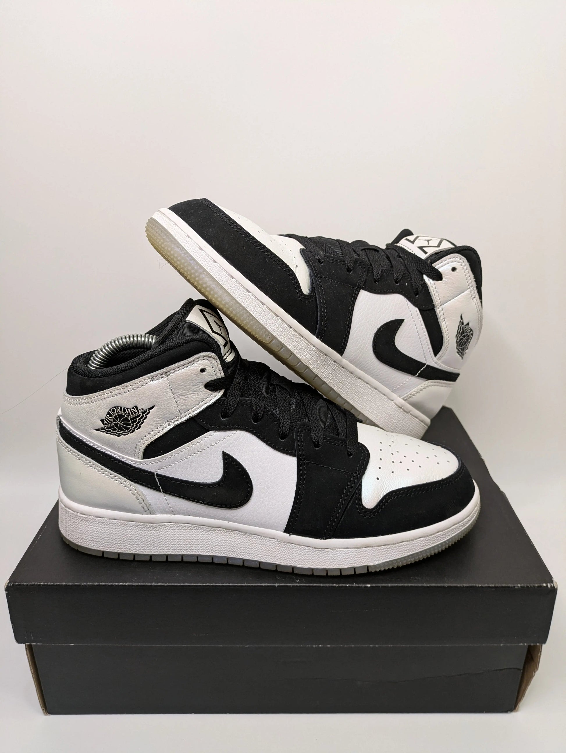 Nike Air Jordan 1 Mid Diamond Size 5 Casual Station