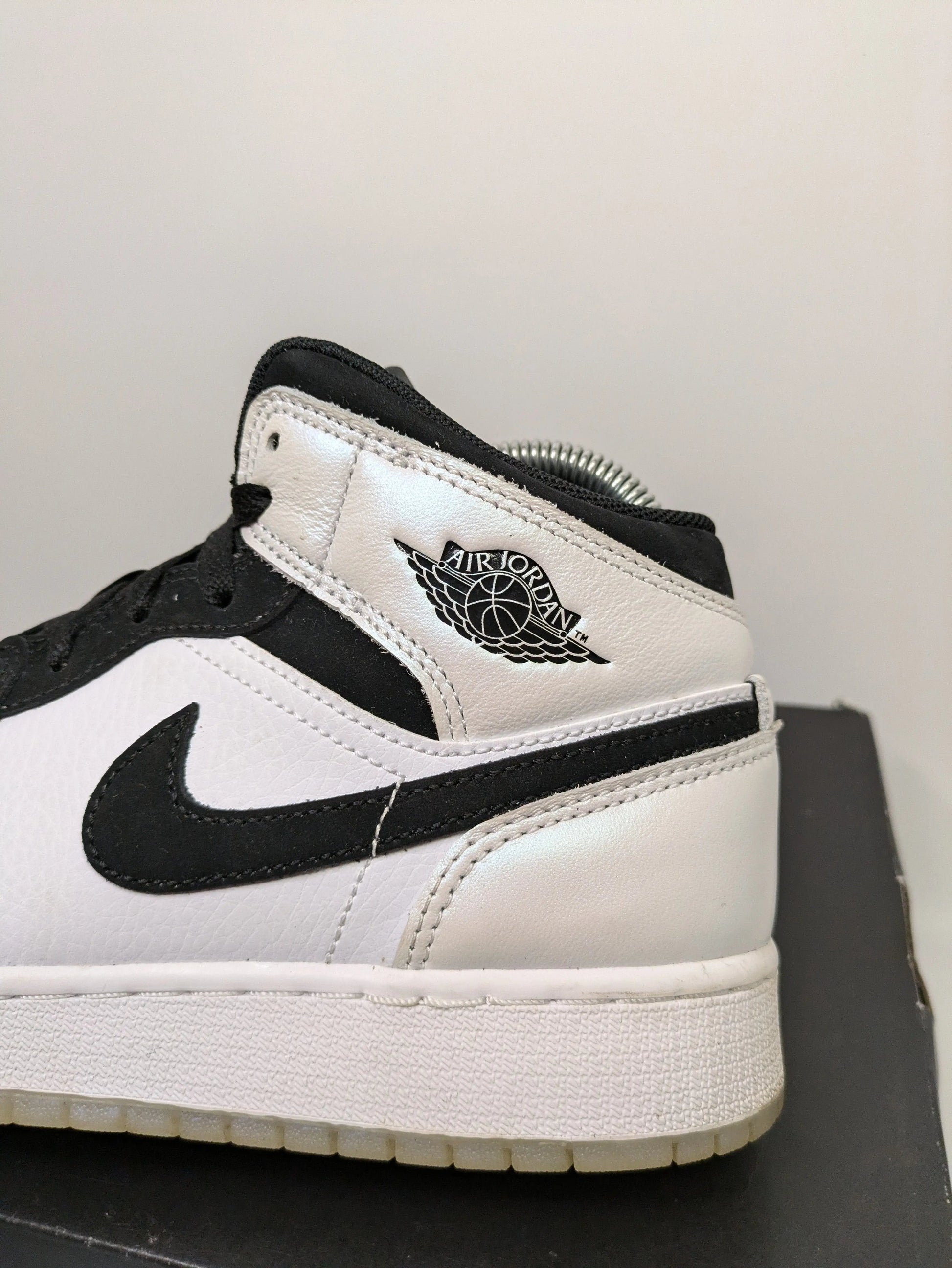 Nike Air Jordan 1 Mid Diamond Size 5 Casual Station